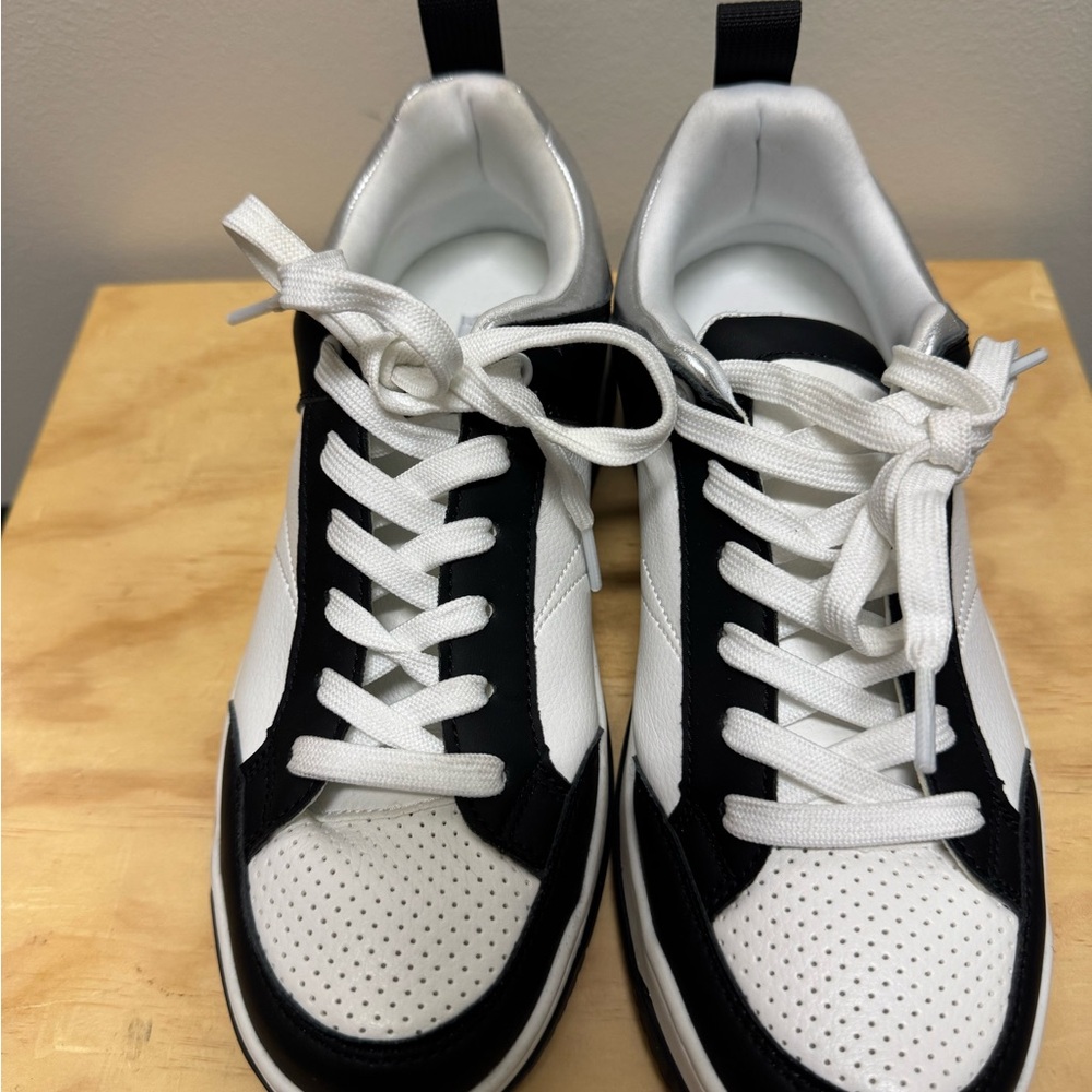 NWOB Steve Madden Renigade Sneakers Black And White Women's Size 8